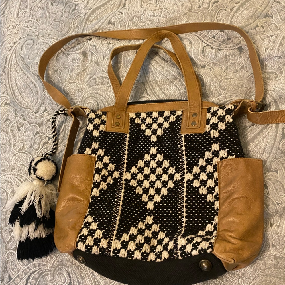 Stanley Street + Our Faux Farmhouse Day to Day Holly Bag